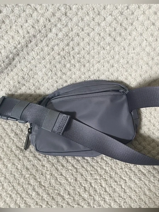lululemon everywhere Slate Gray Belt Bag 1L - Picture 2 of 3